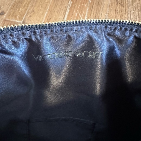 Victorias Secret Clutch Sequin Shiny Sparkle Fold Over Zippered Pouch Logo VS - Picture 9 of 9